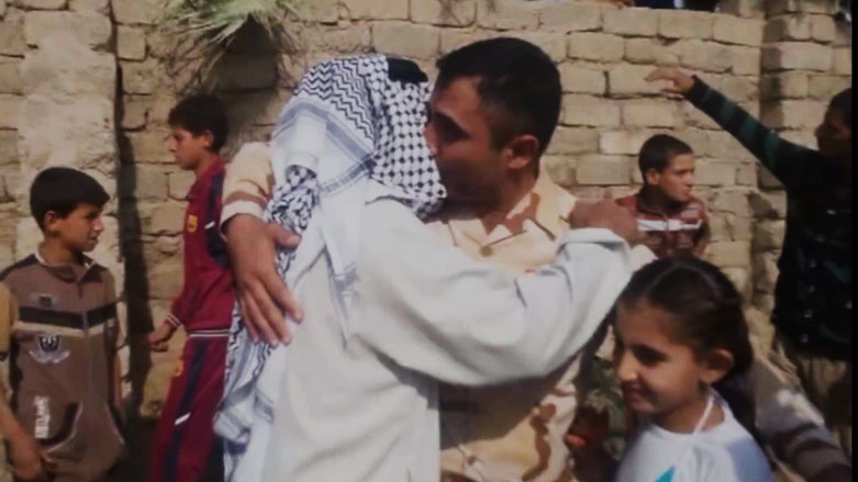 بالفيديو.. ضابط عراقي يعانق عائلته بدموع الفرح للمرة الاولى منذ 2014