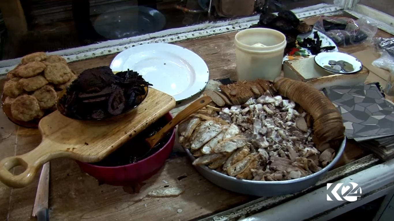 بالصور.. أقدم مطعم في القامشلي