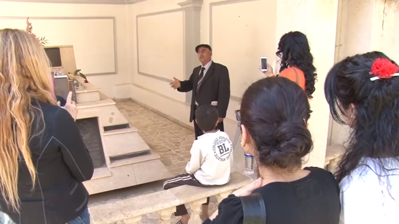 بالصور.. اهالي القامشلي يحيون ذكرى وفاة الشاعر جكرخين