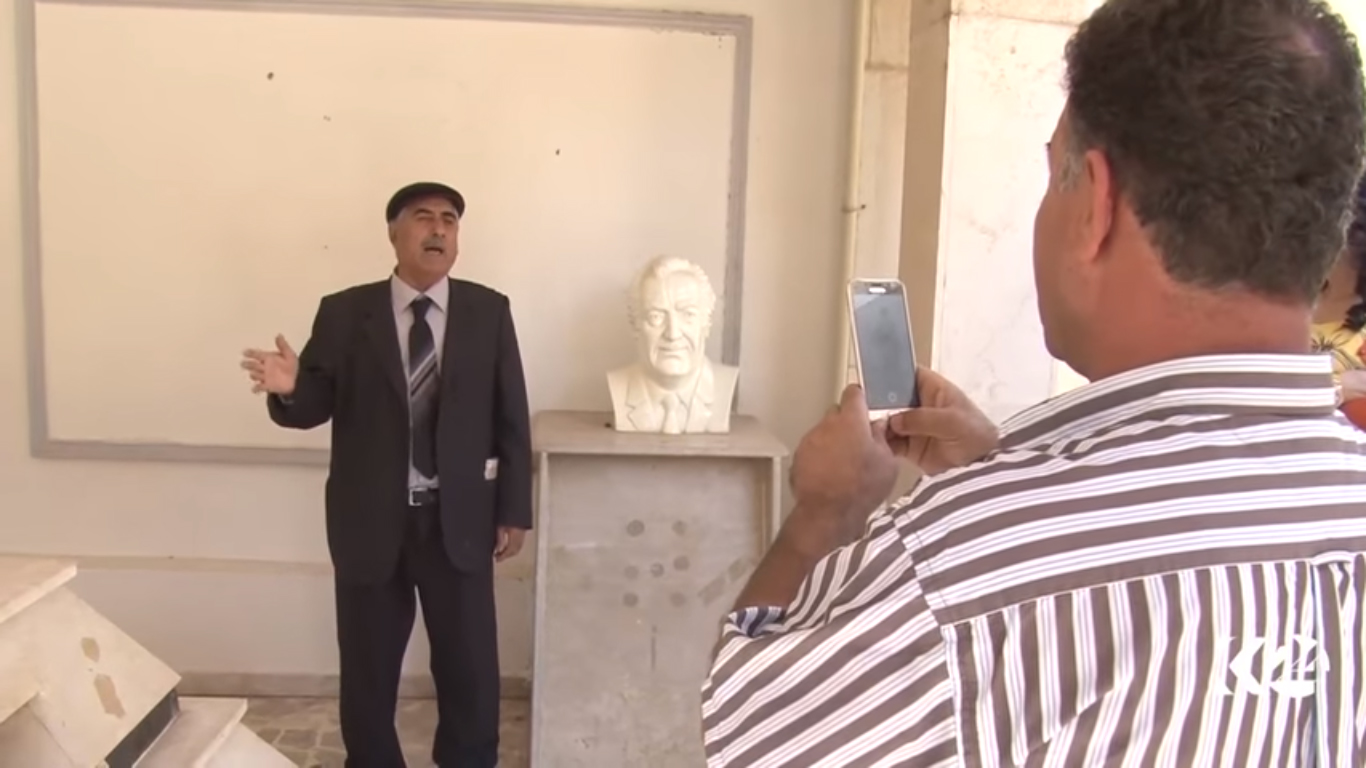 بالصور.. اهالي القامشلي يحيون ذكرى وفاة الشاعر جكرخين