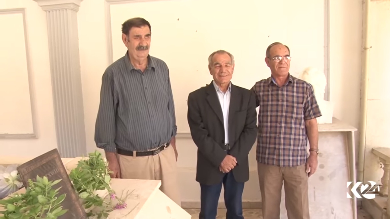 بالصور.. اهالي القامشلي يحيون ذكرى وفاة الشاعر جكرخين