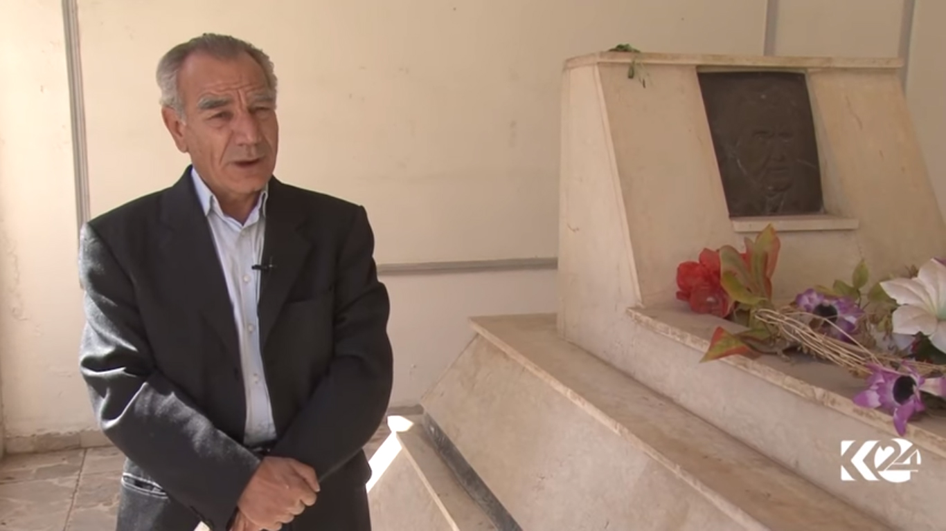 بالصور.. اهالي القامشلي يحيون ذكرى وفاة الشاعر جكرخين