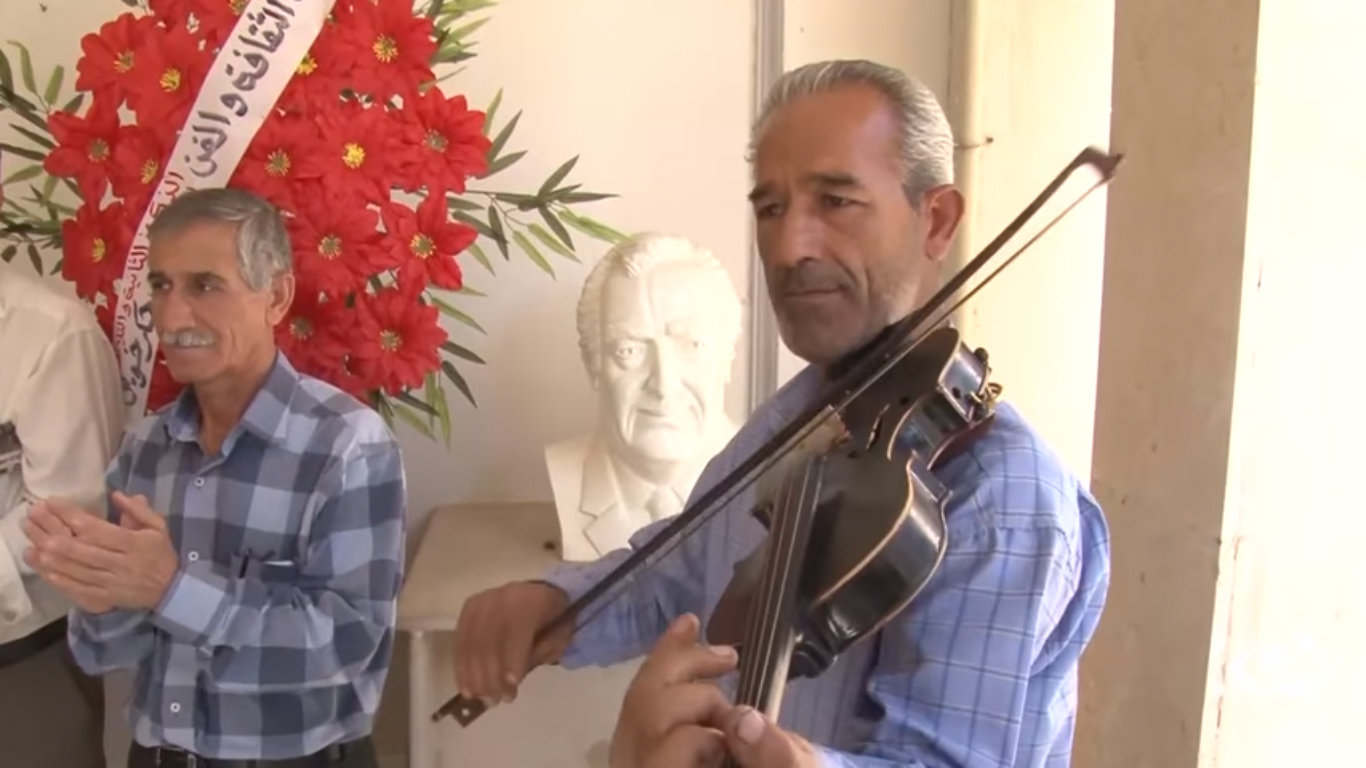 بالصور.. اهالي القامشلي يحيون ذكرى وفاة الشاعر جكرخين