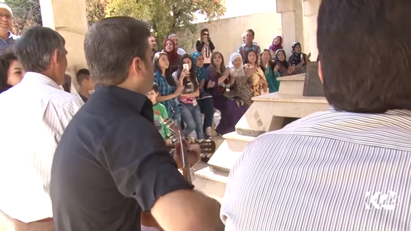 بالصور.. اهالي القامشلي يحيون ذكرى وفاة الشاعر جكرخين