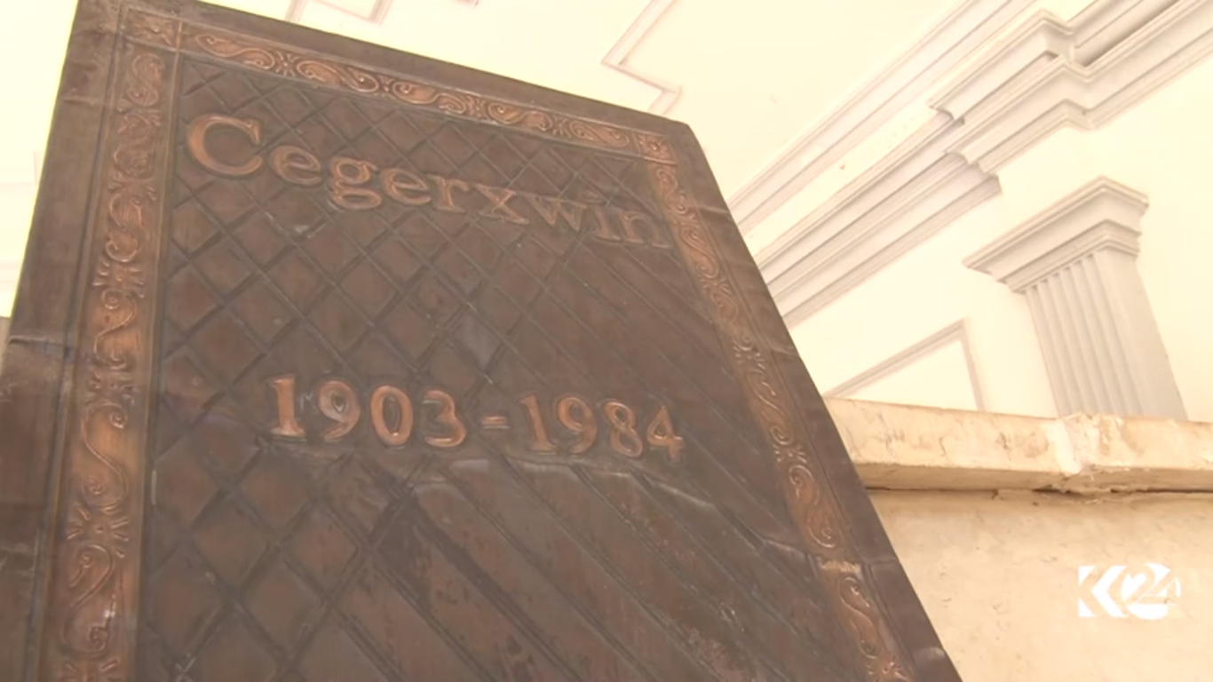 بالصور.. اهالي القامشلي يحيون ذكرى وفاة الشاعر جكرخين