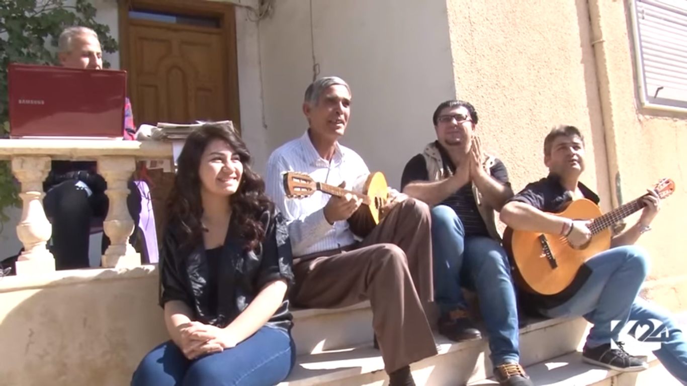 بالصور.. اهالي القامشلي يحيون ذكرى وفاة الشاعر جكرخين