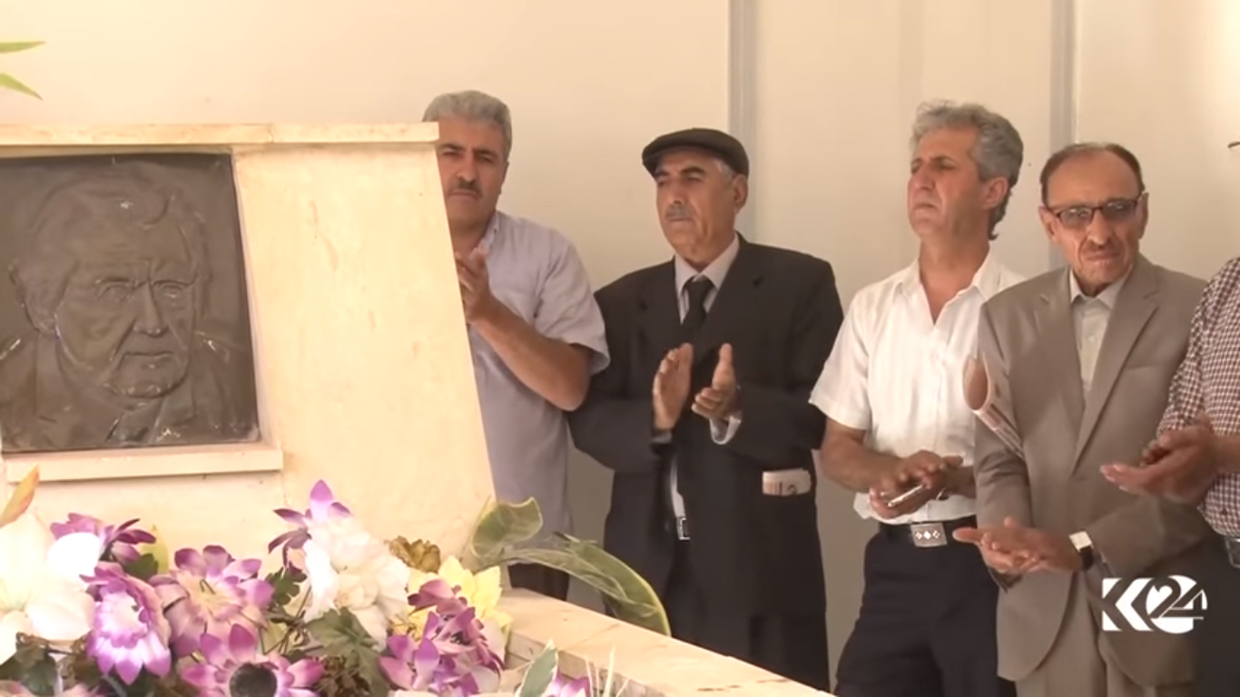 بالصور.. اهالي القامشلي يحيون ذكرى وفاة الشاعر جكرخين