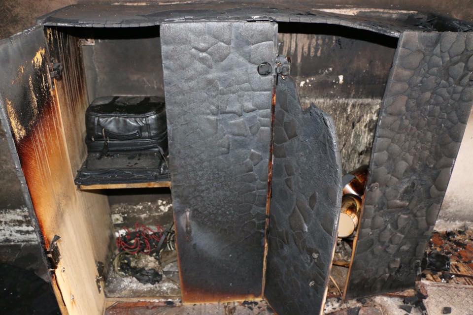 بالصور.. احراق إذاعة کوردیة في عامودا ومديرها يتهم الإدارة الذاتية