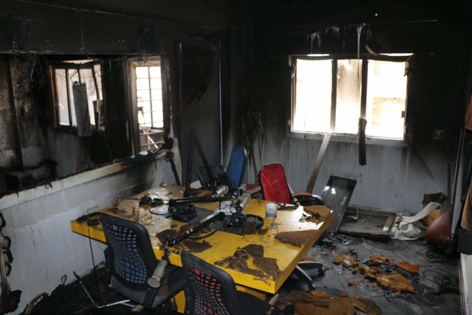 بالصور.. احراق إذاعة کوردیة في عامودا ومديرها يتهم الإدارة الذاتية