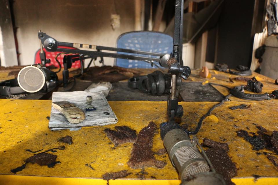 بالصور.. احراق إذاعة کوردیة في عامودا ومديرها يتهم الإدارة الذاتية