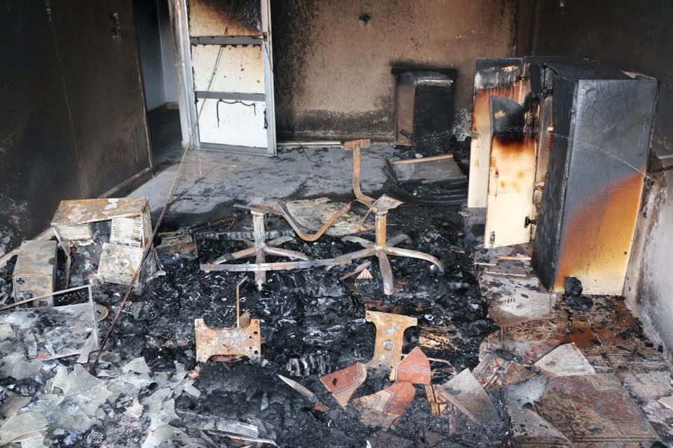 بالصور.. احراق إذاعة کوردیة في عامودا ومديرها يتهم الإدارة الذاتية