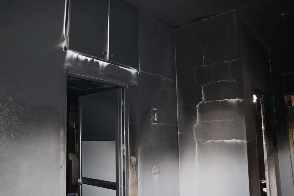 بالصور.. احراق إذاعة کوردیة في عامودا ومديرها يتهم الإدارة الذاتية