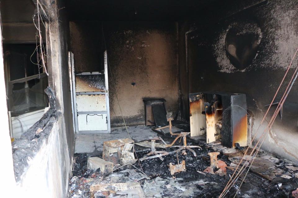 بالصور.. احراق إذاعة کوردیة في عامودا ومديرها يتهم الإدارة الذاتية