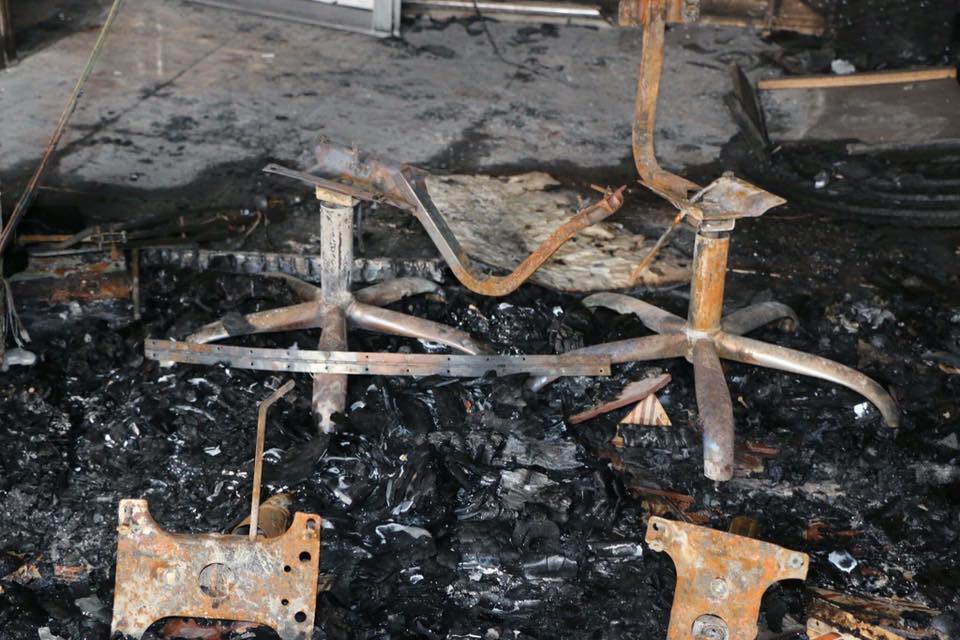 بالصور.. احراق إذاعة کوردیة في عامودا ومديرها يتهم الإدارة الذاتية