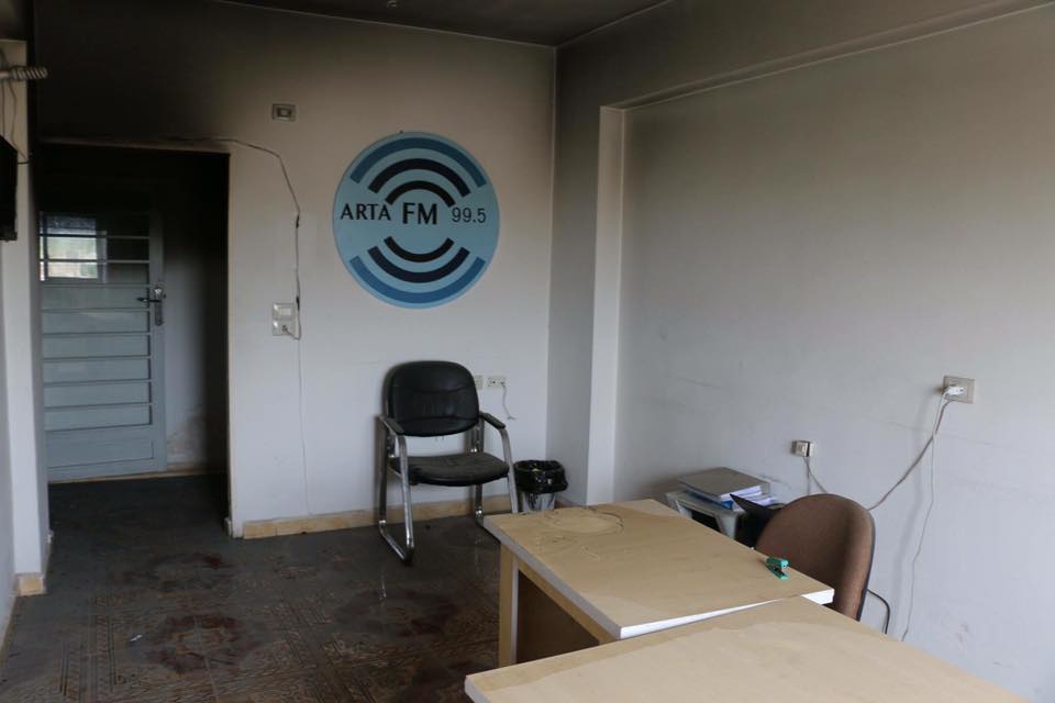 بالصور.. احراق إذاعة کوردیة في عامودا ومديرها يتهم الإدارة الذاتية