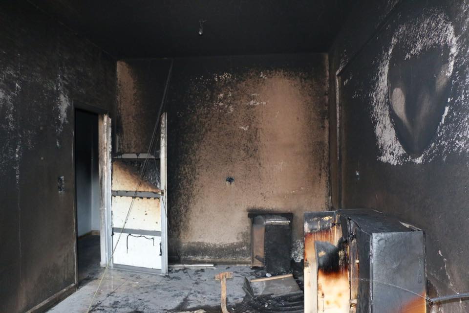 بالصور.. احراق إذاعة کوردیة في عامودا ومديرها يتهم الإدارة الذاتية