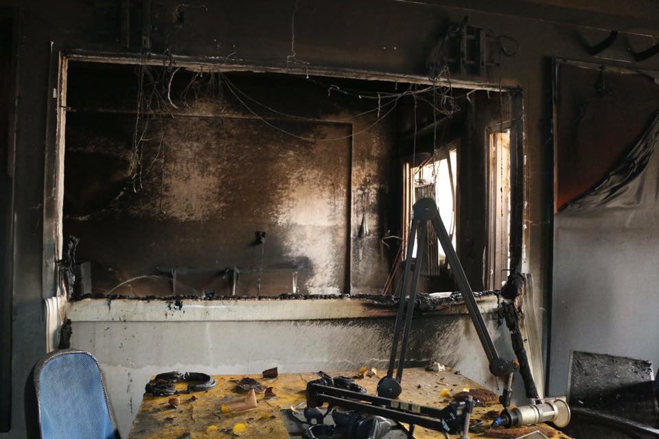 بالصور.. احراق إذاعة کوردیة في عامودا ومديرها يتهم الإدارة الذاتية