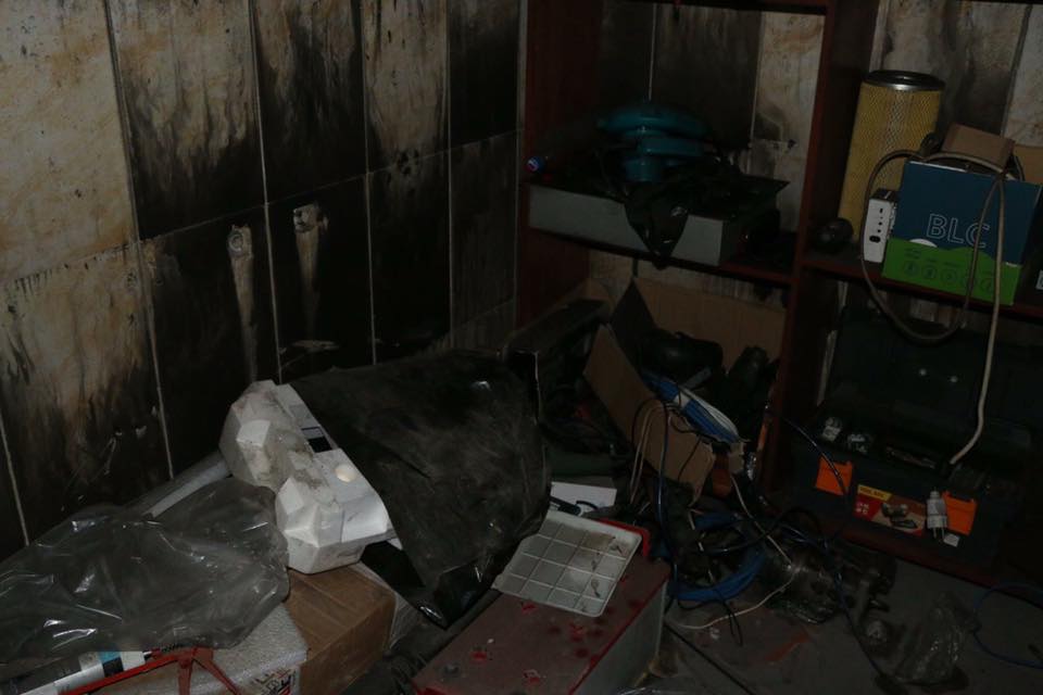 بالصور.. احراق إذاعة کوردیة في عامودا ومديرها يتهم الإدارة الذاتية