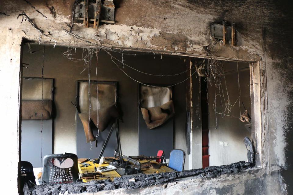 بالصور.. احراق إذاعة کوردیة في عامودا ومديرها يتهم الإدارة الذاتية