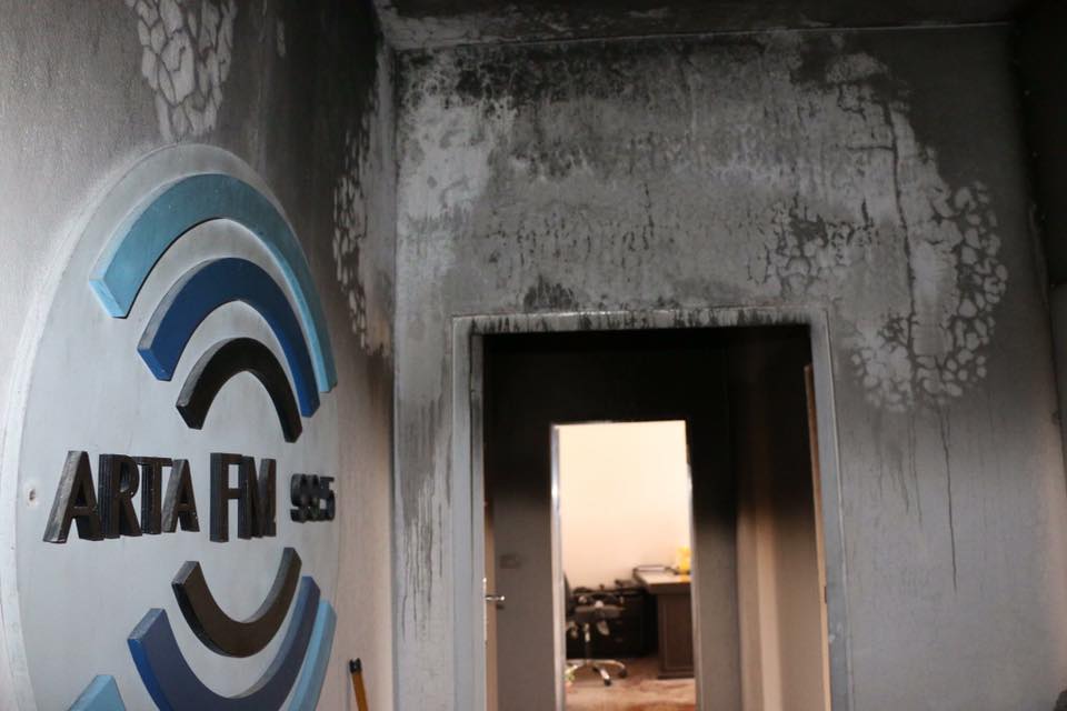 بالصور.. احراق إذاعة کوردیة في عامودا ومديرها يتهم الإدارة الذاتية