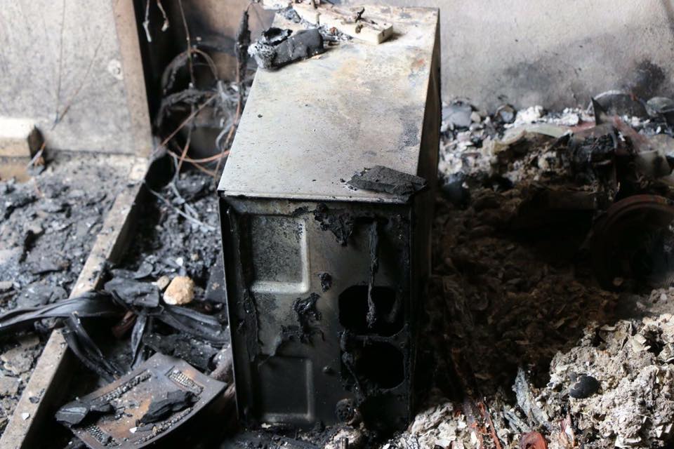 بالصور.. احراق إذاعة کوردیة في عامودا ومديرها يتهم الإدارة الذاتية