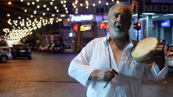 مسحراتي لبناني يؤدي مهمة قديمة تؤدى منذ عهود في إيقاظ الصائمين لتناول وجبة السحور.