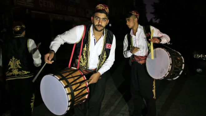 فرقة المسحراتي في أسطنبول في زي تركي تقليدي.