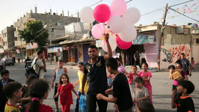 أطفال فلسطينيون يحتفلون بحلول رمضان في قطاع غزة.