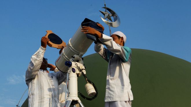 مسلمون يستعينون بتليسكوب لرؤية هلال رمضان في مسجد المسياري في جاكارتا بإندونيسيا.