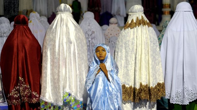 مسلمات يؤدين صلاة التراويح في إندونيسيا في مسجد في باندا أتشي.