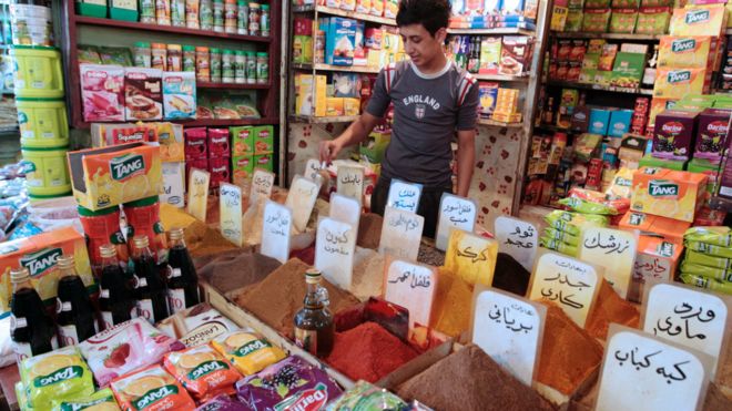 متجر عراقي في وسط بغداد يعرض التوابل التي يقبل عليها الصائمون لإعداد وجباتهم.