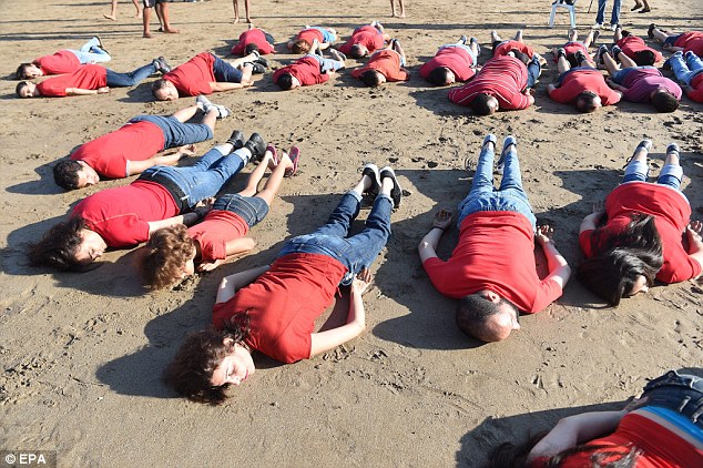 بالصور.. عام على غرق الان ومازالت الحرب تحصد اطفال سوريا