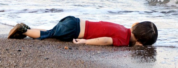 بالصور.. عام على غرق الان ومازالت الحرب تحصد اطفال سوريا