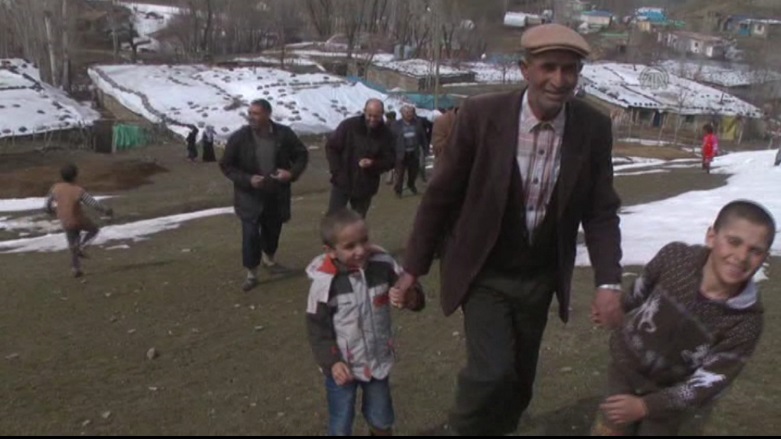 گوندێكی باكووری كوردستان یەك كیلۆمەتر و نیو دەبڕن بۆ ئەوەی تەلەفۆن بەكار بێنن