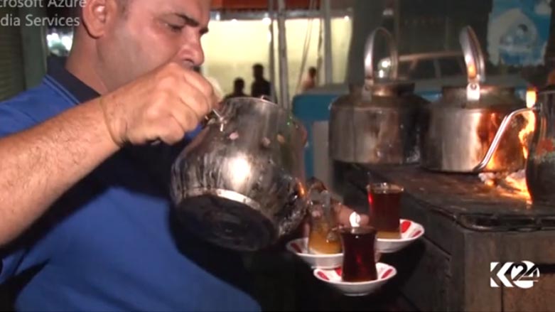 بیست و چوار ساڵه‌ سه‌رقاڵی چایخانه‌كه‌یه‌تی 