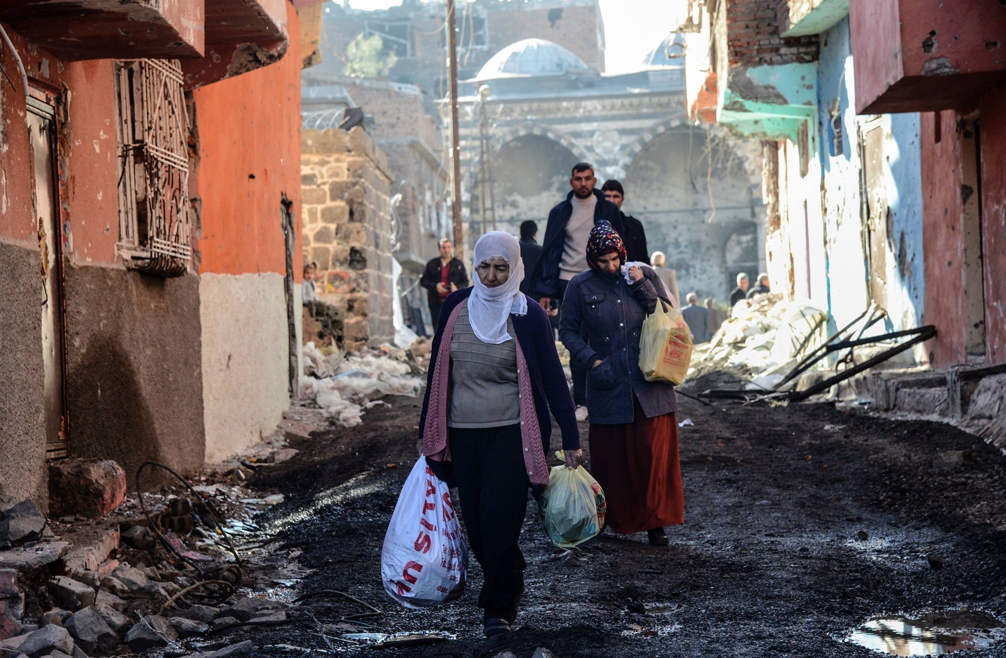 Cizîr: Serpêhatiya Mirov, Kevir û Ajelan