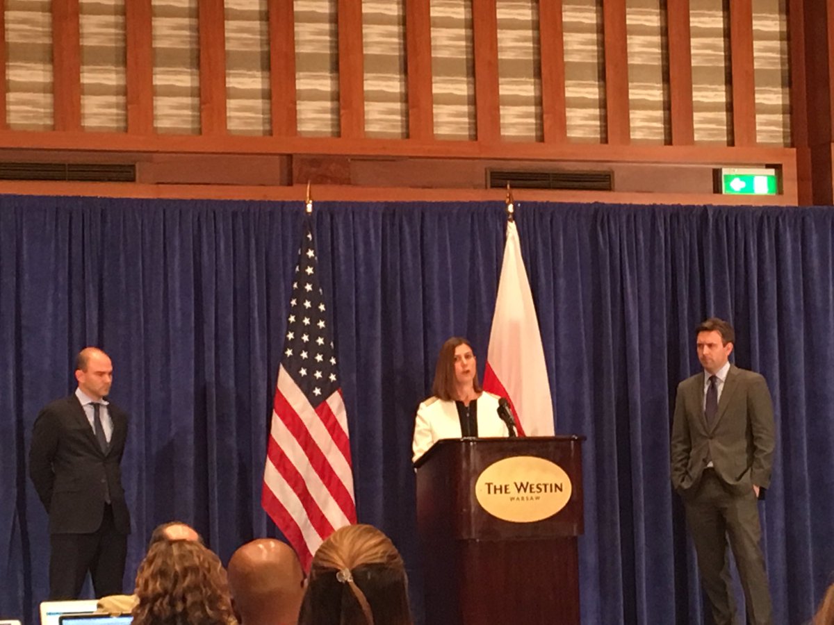 بالصور.. من هي السيدة الامريكية التي وقعت اتفاقا عسكريا مع كوردستان؟