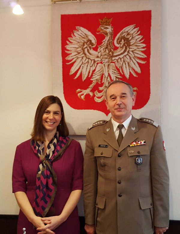 بالصور.. من هي السيدة الامريكية التي وقعت اتفاقا عسكريا مع كوردستان؟