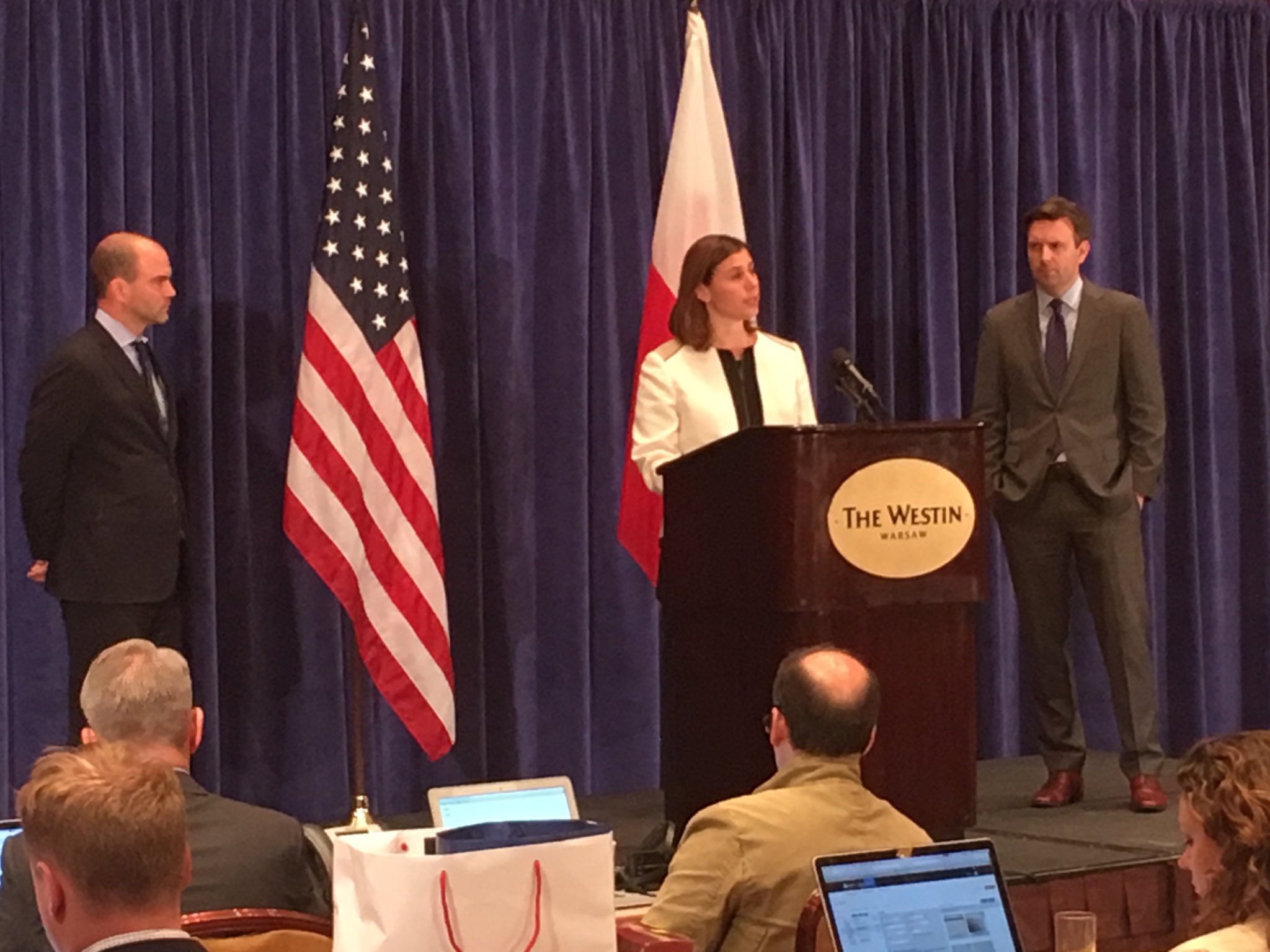 بالصور.. من هي السيدة الامريكية التي وقعت اتفاقا عسكريا مع كوردستان؟