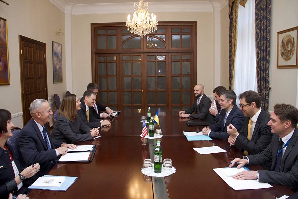 بالصور.. من هي السيدة الامريكية التي وقعت اتفاقا عسكريا مع كوردستان؟