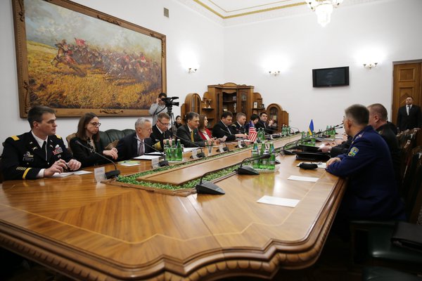 بالصور.. من هي السيدة الامريكية التي وقعت اتفاقا عسكريا مع كوردستان؟