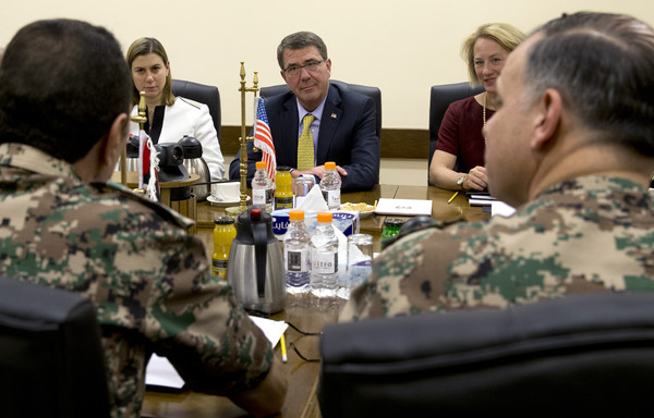 بالصور.. من هي السيدة الامريكية التي وقعت اتفاقا عسكريا مع كوردستان؟