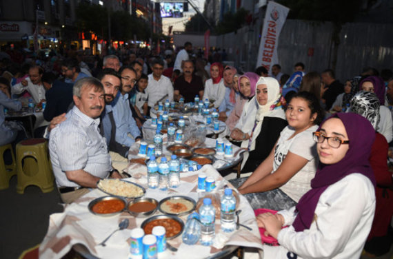 به‌ وێنه‌.. گه‌وره‌ترین ئێواره‌خوانی مانگی ره‌مه‌زان