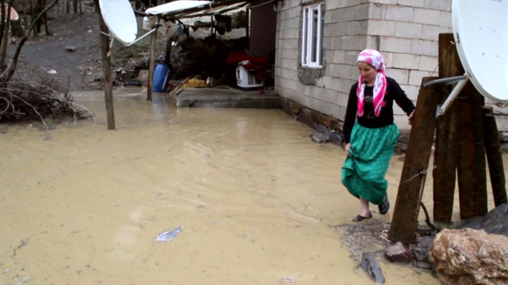 Berf û barana zêde xaniyek di bin avê de hişt