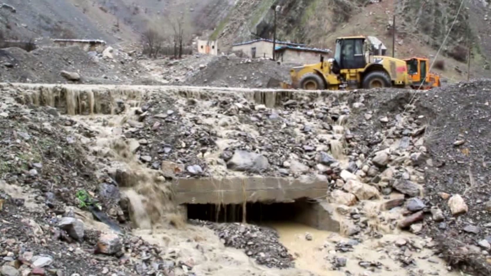 Berf û barana zêde xaniyek di bin avê de hişt