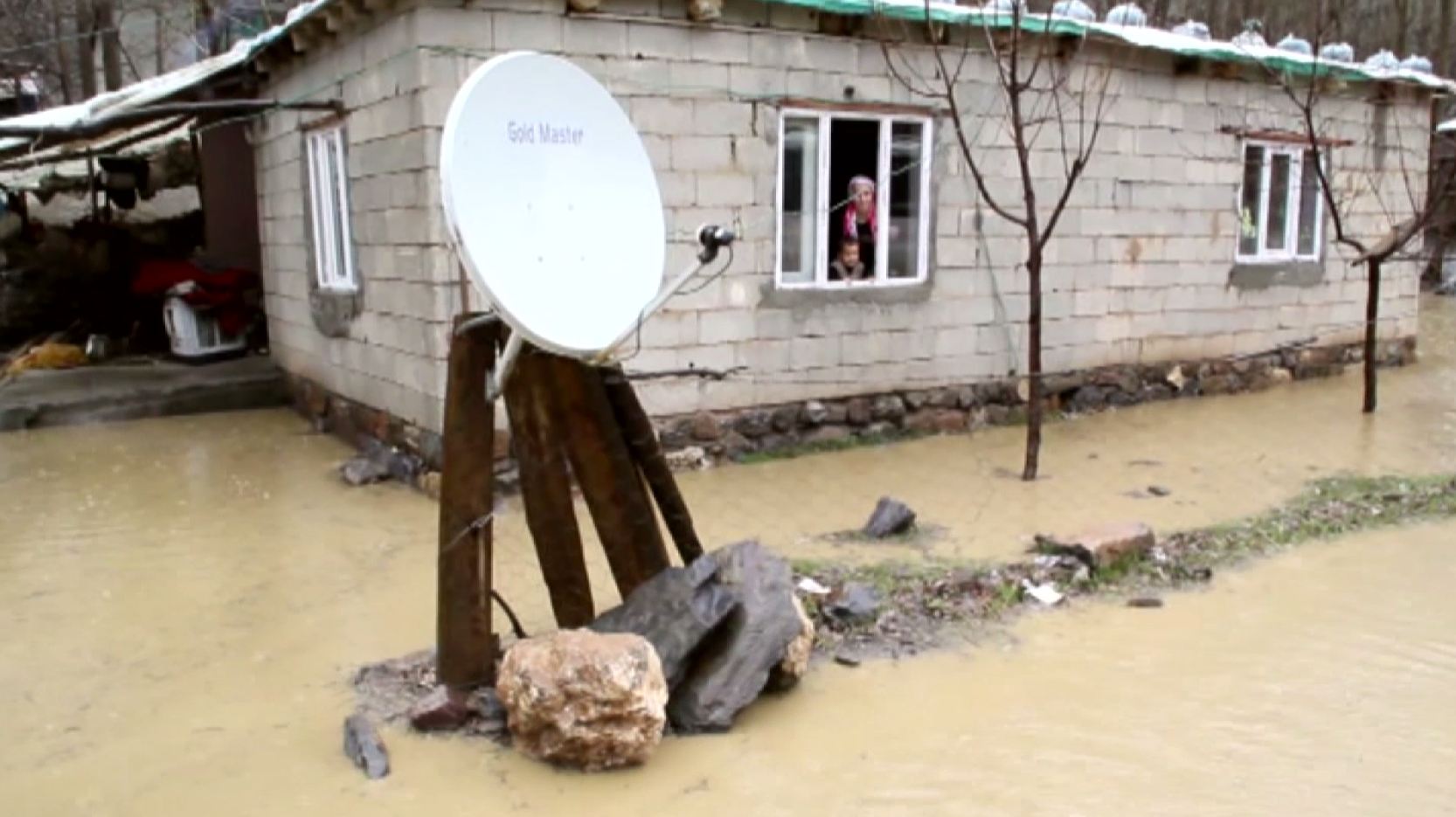 Berf û barana zêde xaniyek di bin avê de hişt