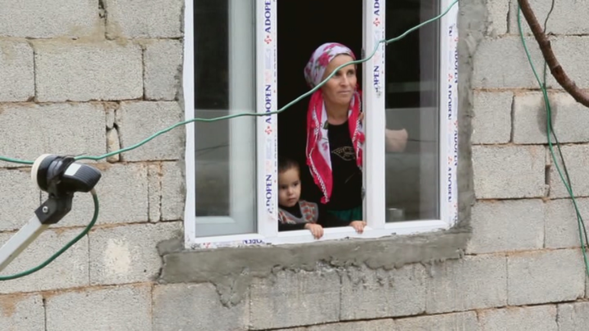 Berf û barana zêde xaniyek di bin avê de hişt