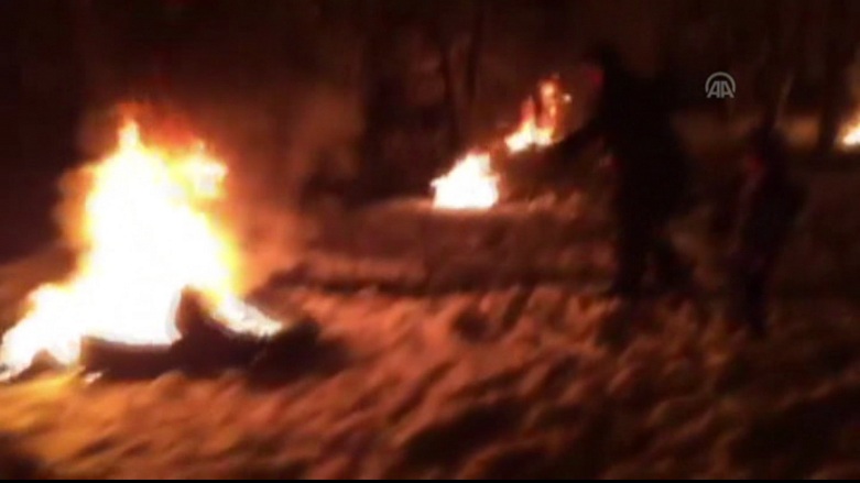 جوتیارانی شارۆچكەیەكی باكووری كوردستان لە ترسی سەرما ئاگر بۆ دار گوێزەكانیان دادەگیرسێنن