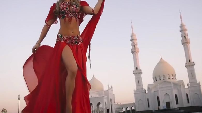 ژنه‌ گۆرانيبێژێك به‌ سه‌ماكردنه‌وه‌ گۆرانى "ژيانم" له‌ مزگه‌وت كليپ ده‌كات