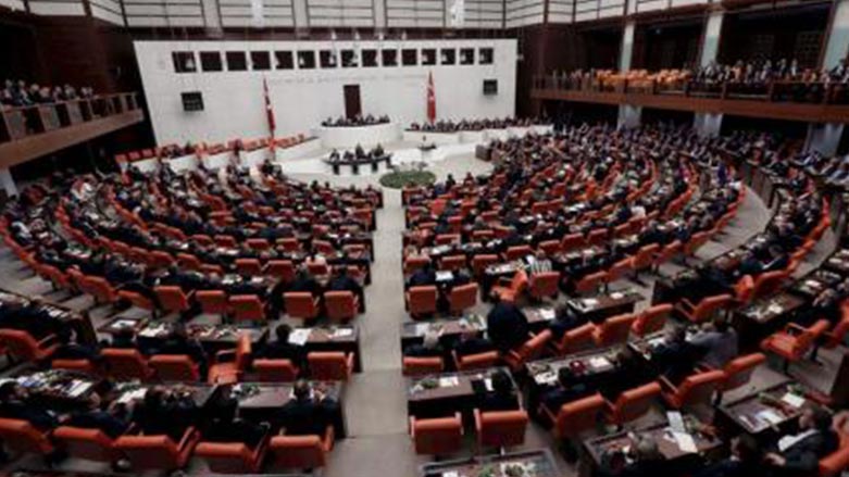 پارێزبه‌ندى له‌سه‌ر نوێنه‌رانى كورد له‌ په‌رله‌مانى توركيا هه‌ڵگيرا